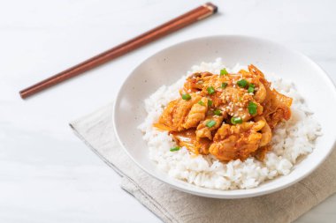 Pirinçli kimchi ve domuz kızartması. Kore usulü.