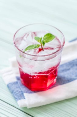 ahşap masa buzlu çilekli soda