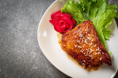 teriyaki sosu ve susam ızgara tavuk biftek