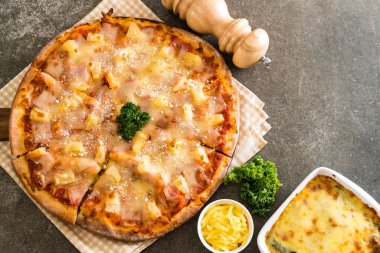 Tablo - İtalyan yemeği stil Hawai pizza