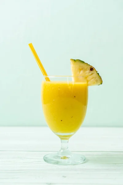 木のテーブルの上に新鮮なパイナップルスムージーグラス 健康飲料 — ストック写真