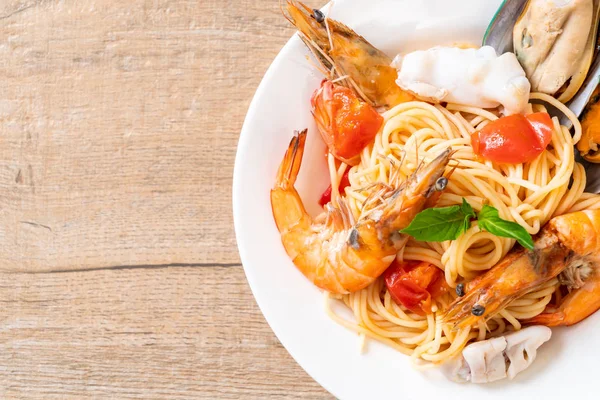 Zeevruchten Pasta Spaghetti Met Kokkels Garnalen Squis Mossel Tomaten Italiaans — Stockfoto