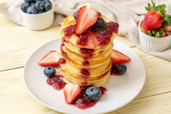 Palačinka Jahodami Borůvkami Berry Omáčka — Stock fotografie