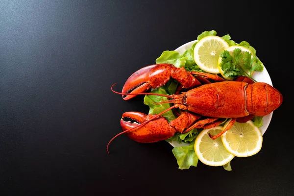 Nykokt Hummer Med Grönsaker Och Citron — Stockfoto