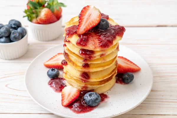 Pfannkuchen Mit Erdbeeren Blaubeeren Und Beerensauce — Stockfoto