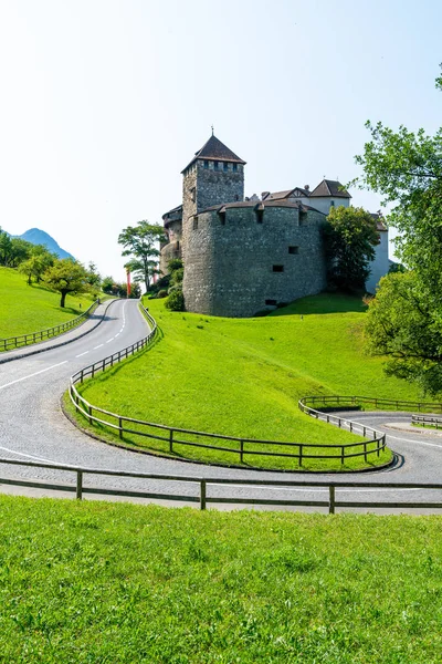 Piękna Architektura Zamku Vaduz Oficjalną Rezydencją Księcia Liechtensteinu Błękitnego Nieba — Zdjęcie stockowe