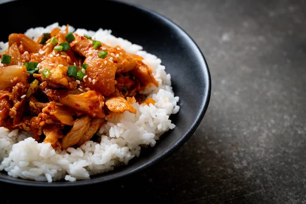 Carne Cerdo Salteada Con Kimchi Sobre Arroz Rematado Estilo Coreano —  Fotos de Stock