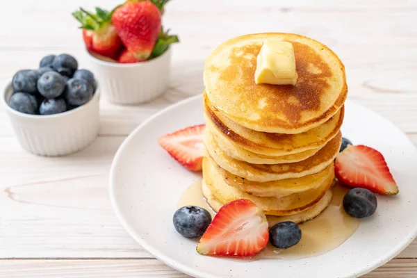 Pfannkuchen Mit Butter Erdbeeren Blaubeeren Und Honig — Stockfoto