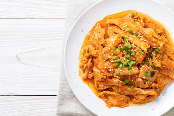 Kore usulü kimchi ile kızartılmış domuz eti.