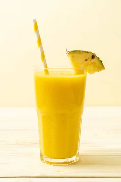 Vers Ananas Smoothie Glas Houten Tafel Gezonde Drank — Stockfoto