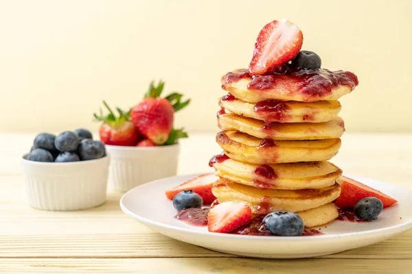 Pancake Dengan Stroberi Blueberry Dan Saus Berry — Stok Foto