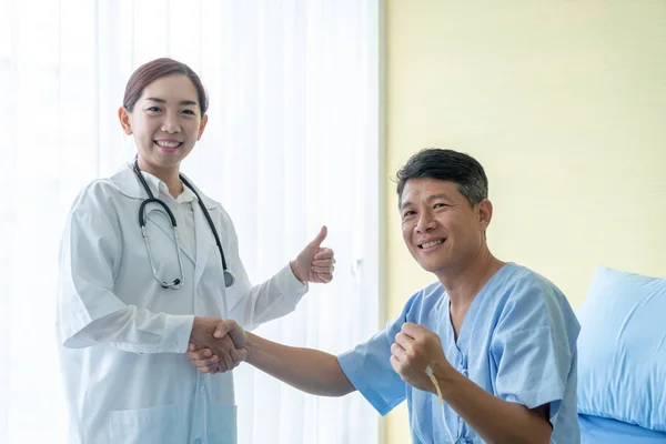 Asian Female Doctor Hospital Clinic Giving Handshake Hre Patient Healthcare — Stock Photo, Image