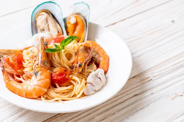 Seafood Pasta Spaghetti Clams Prawns Squis Mussel Tomatoes Italian Food — Stock Photo, Image