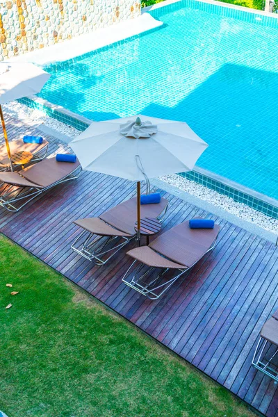 Hermoso Paraguas Silla Alrededor Piscina Hotel Resort Concepto Vacaciones — Foto de Stock