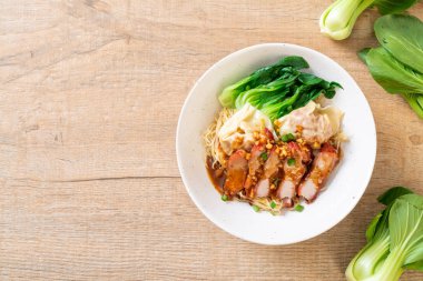 yumurta noodle ile kırmızı kavrulmuş domuz ve mantı - Asya gıda tarzı