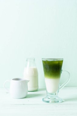 Buzlu kibrit yeşil sütlü latte.