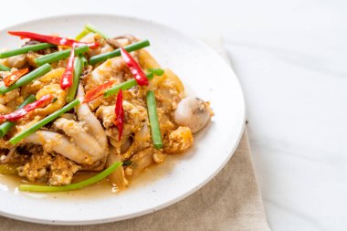 Karıştırılmış kalamar ya da tuzlu yumurtalı ahtapot - Asya deniz ürünleri tarzı