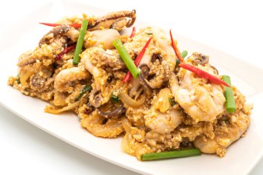 Tavada kızartılmış kalamar ve ahtapot tuzlu beyaz arka plan üzerinde izole yumurta ile