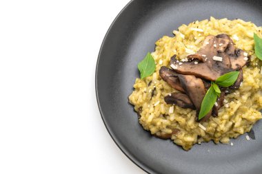Pesto ve beyaz arka plan üzerinde izole peynir Mantarlı Risotto