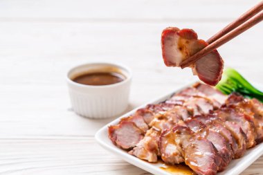 Barbekü kırmızı domuz soslu rosto