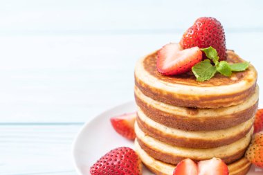 taze çilek ile sufle gözleme