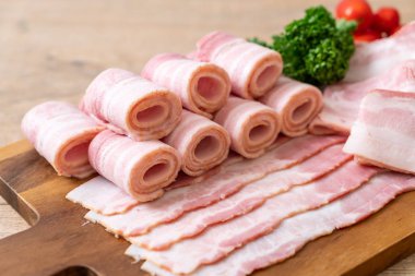 Ahşap tahta üzerinde çiğ domuz pastırma dilimlenmiş