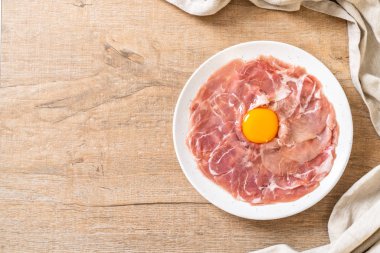 taze dilimlenmiş domuz ham yumurta pişirme veya shabu shabu ve sukiyaki yapma ile