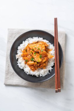 Pirinçli kimchi ve domuz kızartması. Kore usulü.