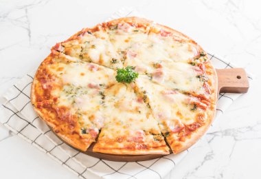 Ispanak ve pastırma pizza masada