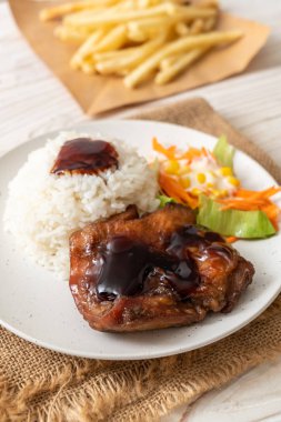 teriyaki sosu ve pilav ve salata ile ızgara tavuk