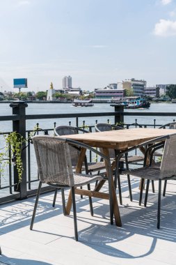 boş açık veranda masa ve sandalye restoran ve kafe