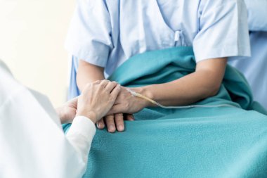 Bir kadın doktor üst düzey hastasını - seçici odak noktası güven verici el