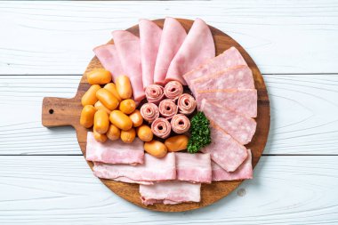 pastırma, sosis, jambon füme ve barbekü pastırma ahşap tahta üzerinde