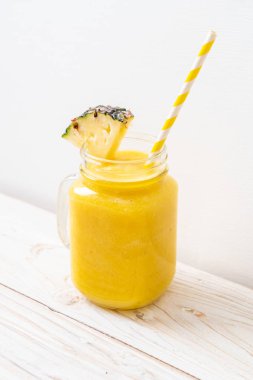 Tahta masada taze ananas suyu bardağı - Sağlıklı içecek