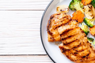 çukurunu tavuk göğsü biftek sebze (brokoli, havuç, soğan ile)