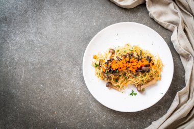 Spagetti mantar, karides yumurta ve yosun - füzyon gıda tarzı