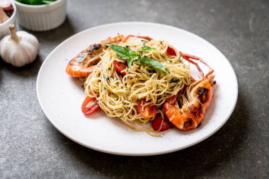 ızgara karides ve domates - İtalyan Füzyon gıda tarzı ile tavada kızartılmış spagetti