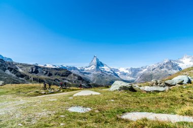 İsviçre, Zermatt 'taki Matterhorn zirvesi manzaralı güzel bir dağ manzarası..
