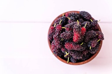 ahşap masa taze dut kase