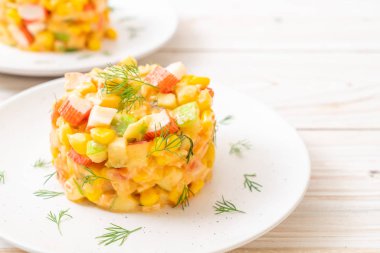 meyve salatası (elma, Mısır, papaya, ananas) - yengeç sopa ile karışık sağlıklı gıda tarzı