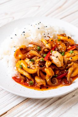 tavada kızartılmış ahtapot veya kalamar ve pirinç - Kore yemeği tarzı ile Kore baharatlı hamur (osam bulgogi)