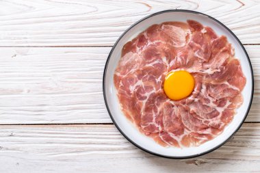 taze dilimlenmiş domuz ham yumurta pişirme veya shabu shabu ve sukiyaki yapma ile