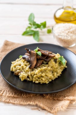Pesto ve peynir ile ev yapımı Mantarlı Risotto