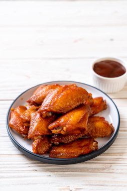 Barbekü tavuk kanadı sosu ile