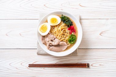 domuz eti ve yumurta - Japon tarzı ile TONKOTSU ramen erişte