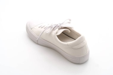 Beyaz arka planda izole edilmiş beyaz spor ayakkabılar