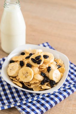 muz, Kuru üzüm ve kahvaltıda süt ile tahıl