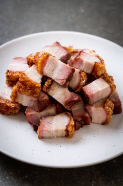 Kıtır kıtır domuz eti mi yoksa kızarmış domuz eti mi?