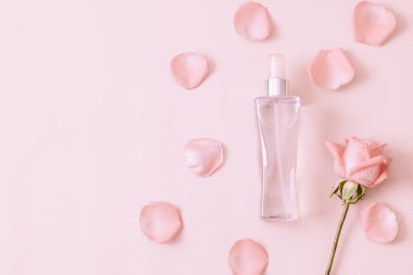 parfüm şişesi ile rose petal arka plan üzerinde