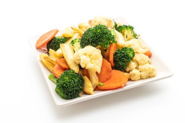 Beyaz arka plan üzerinde - vegan ve vejetaryen beslenme tarzı izole tavada kızartılmış mix sebze